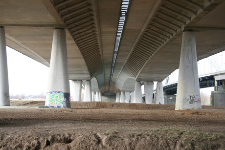 Onder de 'nieuwe' brug van Vianen 25-02-2012