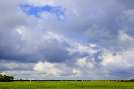 Grasland met mooie lucht  bij de Smalle Ee