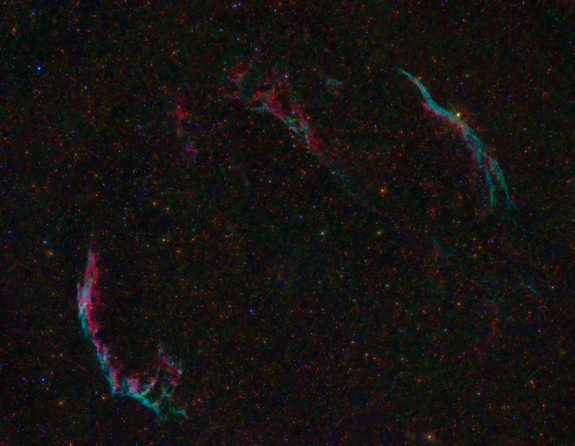 Cygnus Loop (Veil nevels) - Medio november 2022 heb ik vanuit mijn achtertuin in Houten opnames gemaakt van de ‘Cygnus Loop’ met de Veil-nevels. 

Per opname zijn de volgende in - foto door ALEBruil op 31-01-2023 - deze foto bevat: astrofotografie, veil nevel, cygnus loop, lange sluitertijd, nachtfotografie, stacken, stretchen, atmosfeer, organisme, astronomisch object, atmosferisch fenomeen, heelal, ster, wetenschap, middernacht, sterrenbeeld, ruimte