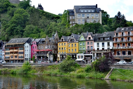 Gekleurde huisjes aan de Moezel, Duitsland