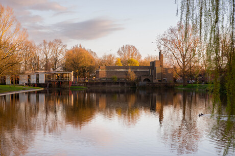 Wijkcentrum bij Van Houten tijdens zonsondergang. 