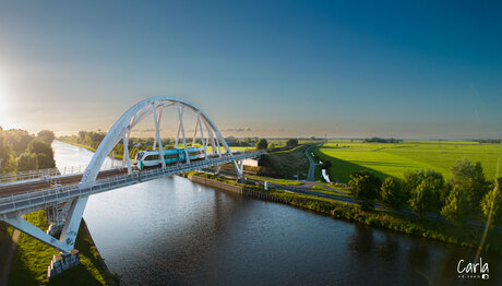 Trein op brug