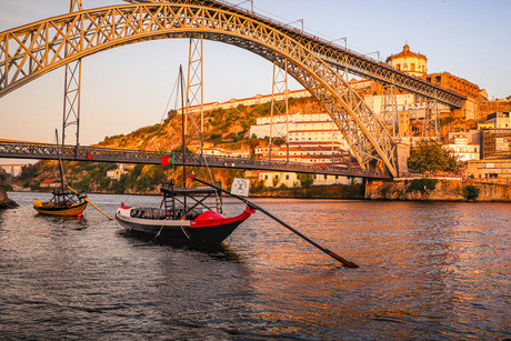 Onder de ijzeren boog