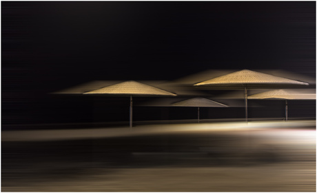 parasols in de nacht