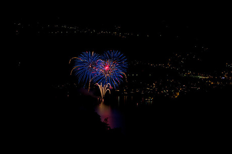 Vuurwerk boven bergmeer