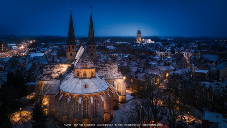 Deventer in de sneeuw met de Bergkerk voorop. 