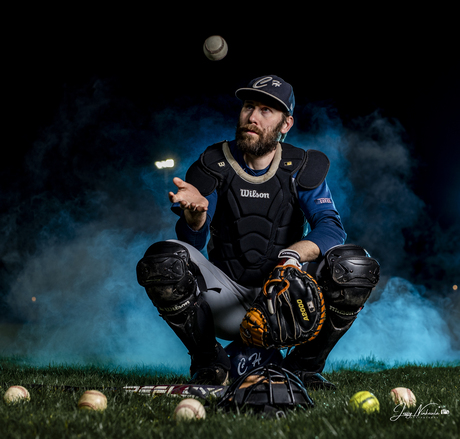 Honkbal shoot met gekleurde lichten en rook 