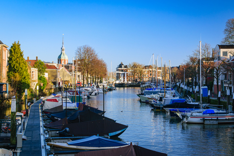 Wijnhaven, Dordrecht, in het ochtendlicht.