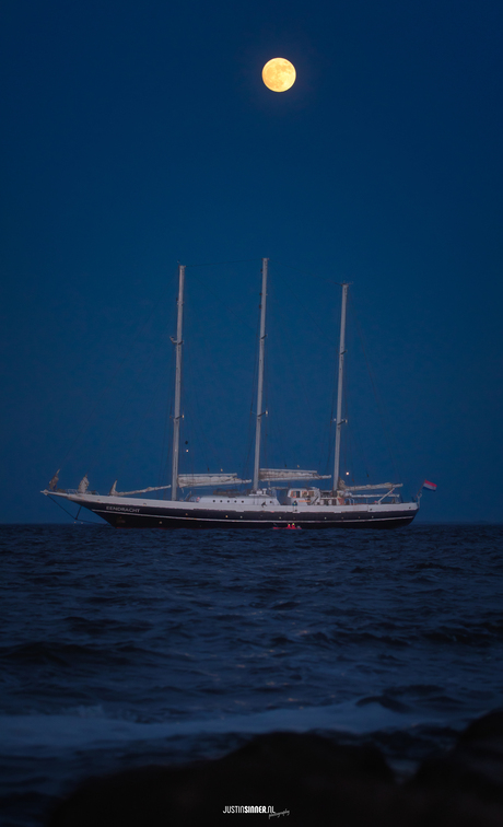 De Eendracht op de Waddenzee.