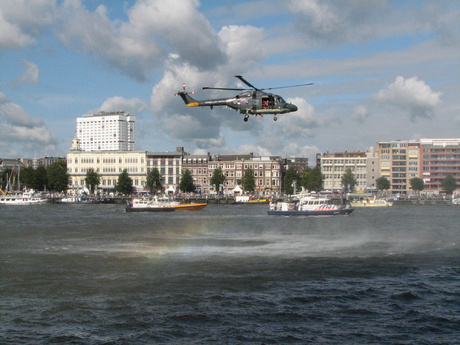 Marine reddingshelicopter op wereld haven dagen.