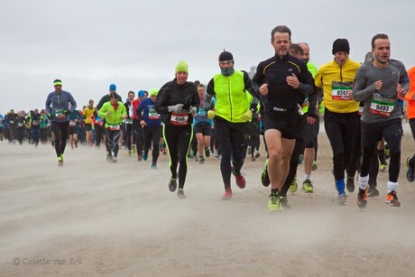 Zwoegen door het zand