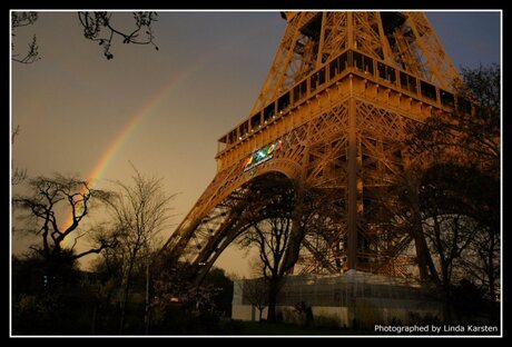 Eifeltoren en een regenboog