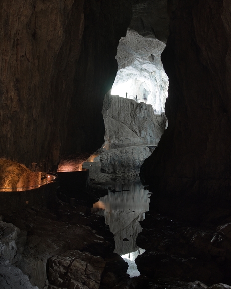 Licht aan het einde van de grotten
