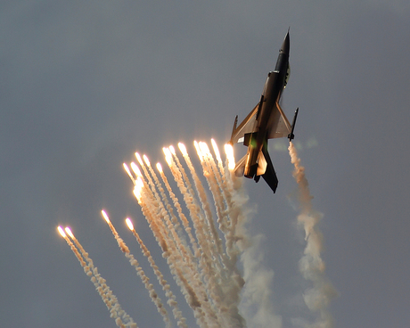 Belgische F-16 met flares