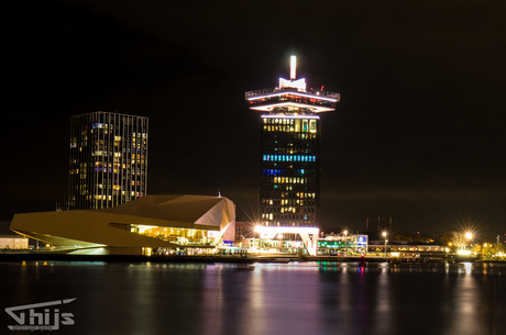 Amsterdam bij nacht IJ en A'dam toren