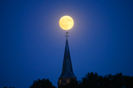 volle maan boven het kerkje van Lierderholthuis, bij Zwolle