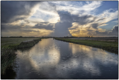 Regenachtige zonsondergang