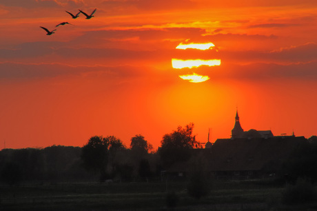 Kerkje van Hattem in de ondergaande zon