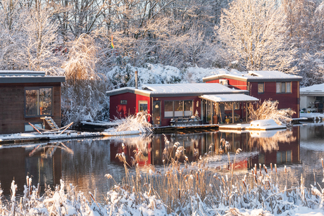Woonboot in de sneeuw.