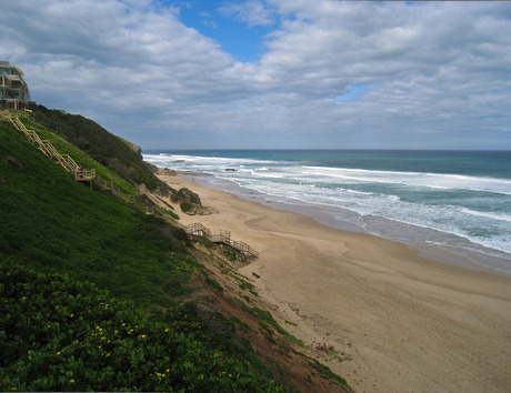 Leeg strand bij Knysna.