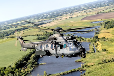 20250527 Air-to-air foto van een Hongaarse Luchtmacht Caracal helicopter