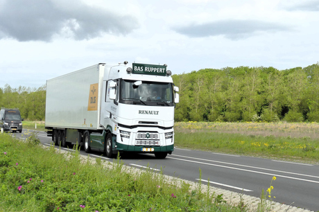 P1310122 TRUCK TIME RENAULT T uit 2024 op de Hoekse Baan N223 foto 6 mei 2026