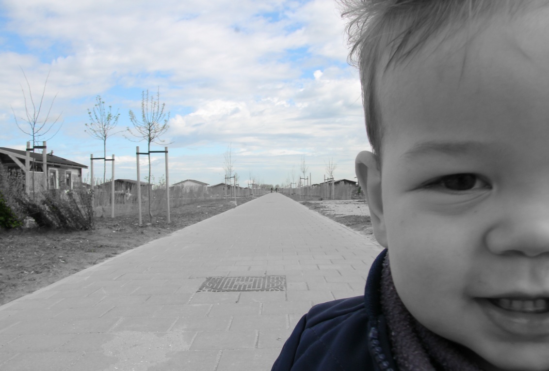 long way 2 go - - - foto door Mike079 op 05-05-2015 - deze foto bevat: kind, jongen, zwartwit, closeup