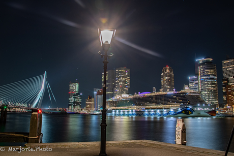 Rotterdam bij nacht.