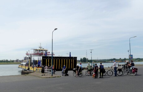 P1290233   Maassluis  Veerpont   naar Rozenburg  op 18 juli 2025  