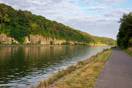 Foto van het Albert Kanaal en de al verkleurende bomen