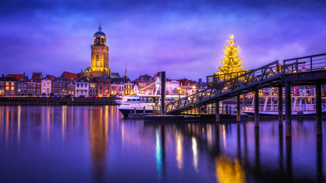 De kerstboom tegenover de Lebuinustoren in Deventer tijdens het blauwe uurtje.