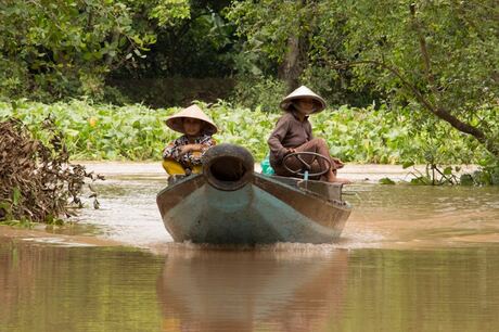 2 women heading for a floating market.