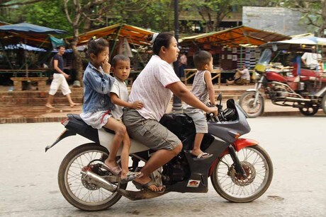 Familie op de brommer