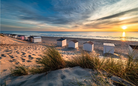 Strandhuisjes in het licht van de ondergaande zon