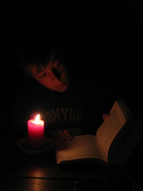 Conor reading a book (Italia)