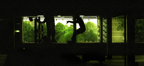 skaters in fabriek