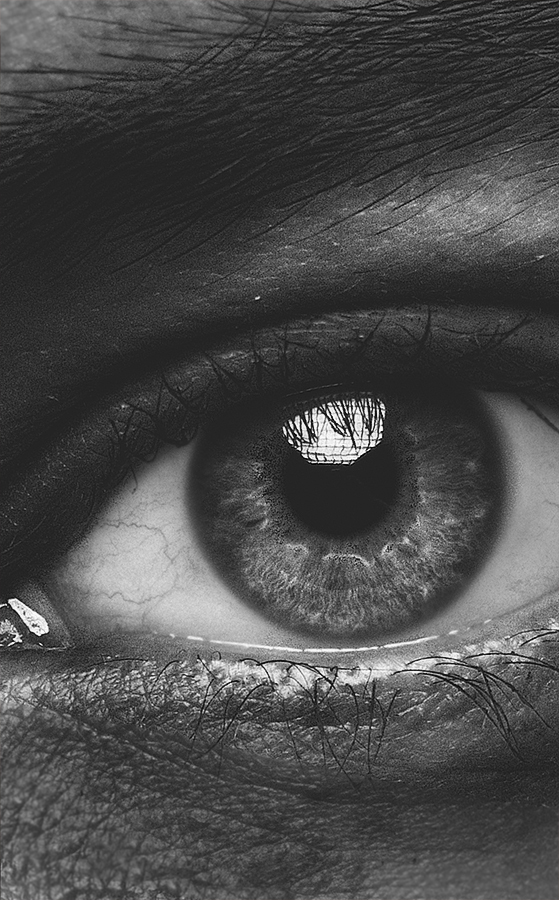 Macro oog 2 - Het is helaas nog maar zelden dat ik fotografeer, maar ik wilde graag dit eens proberen. Ik heb geen macrolens in mijn bezit en een zelfportret was e - foto door Suicyco op 02-12-2021 - deze foto bevat: neus, wenkbrauw, oog, wimper, menselijk lichaam, flitsfotografie, iris, grijs, cirkel, monochroom