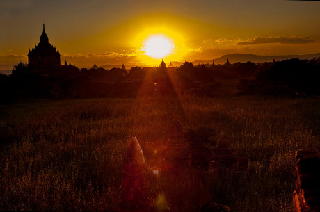 Laatste zonnestralen over stoepa's Myanmar