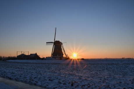 Molen bij zonsopkomst