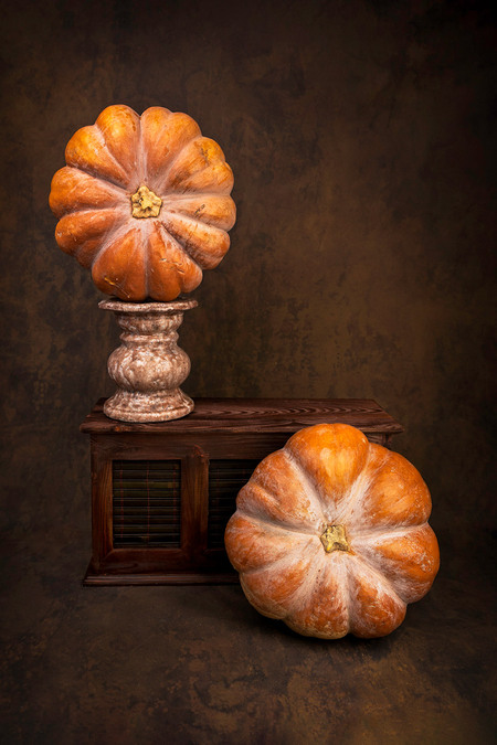 Vegetables in a different way - Fotoserie groente - foto door elaine_hovenier op 10-02-2022 - deze foto bevat: studio, flits, groente, stilleven, fineart, winterpompoen, pompoen, oranje, hout, squash, kunst, natuurlijke voeding, hoofdvoedsel, kalebas, stoel