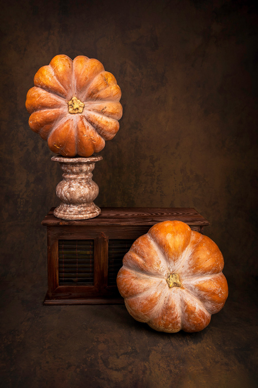 Vegetables in a different way - Fotoserie groente - foto door elaine_hovenier op 10-02-2022 - deze foto bevat: studio, flits, groente, stilleven, fineart, winterpompoen, pompoen, oranje, hout, squash, kunst, natuurlijke voeding, hoofdvoedsel, kalebas, stoel