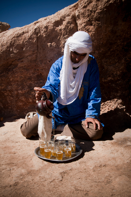 Pouring the tea maroccan style