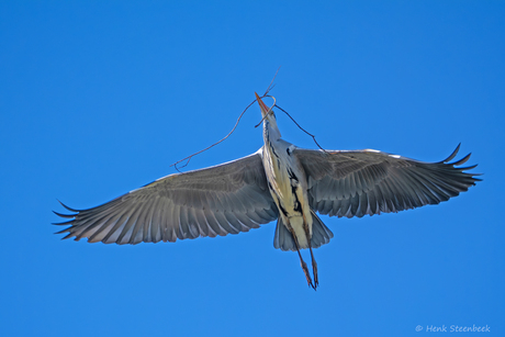 Bouwmateriaal wordt aangevoerd