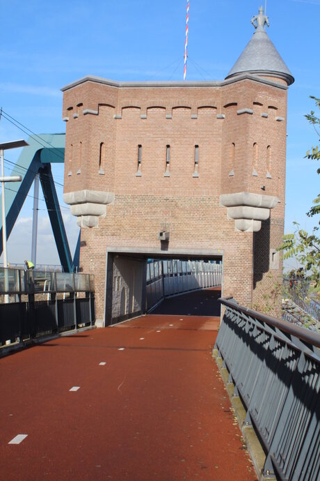 Oprit naar de fietsbrug