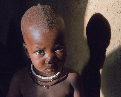 Himba jongetje in Namibië