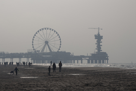 De Pier op een nevelige dag