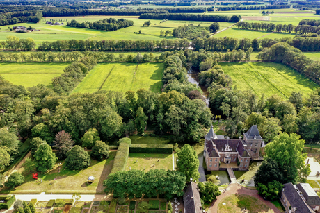 Drone opname van kasteel Het Nijenhuis