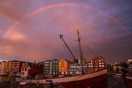 Trondheim in Noorwegen om 12 uur in de nacht.