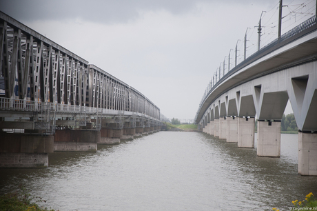 Oude en nieuwe spoorbrug Moerdijk