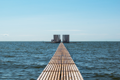 kunstwerk de Streken op het Wad bij Terschelling bij hoogwater